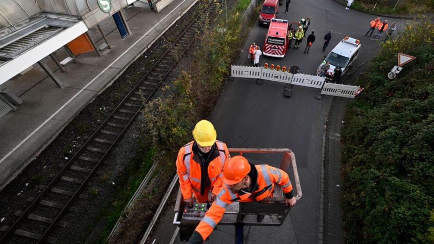 Zwischen Köln und Düsseldorf: Feuerwehr entdeckt Schäden an Brücke – Bahnverkehr betroffen