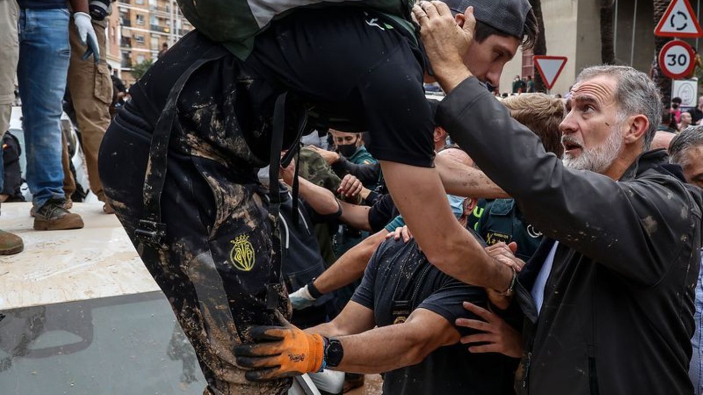 Jahrhundertunwetter in Spanien: Rechtsextreme nach Tumulten bei Königsbesuch unter Verdacht