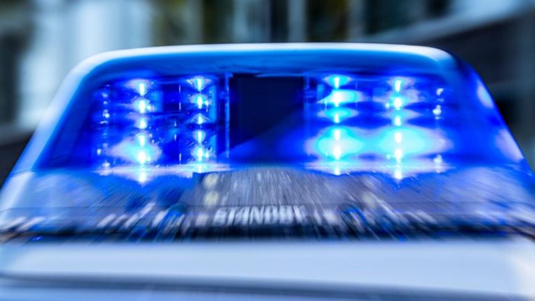 Verkehrsunfall: Frau gerät unter Bus und stirbt