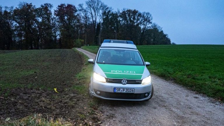 Großfahndung mit Hubschrauber: Tatverdächtige Tochter nach Tod von Ehepaar festgenommen