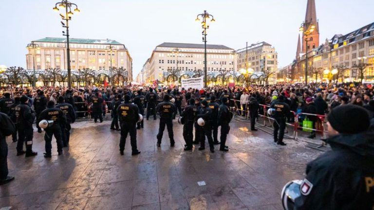 Polizeiarbeit: Viele Demonstrationen: Einsatzzeit der Polizei verdoppelt