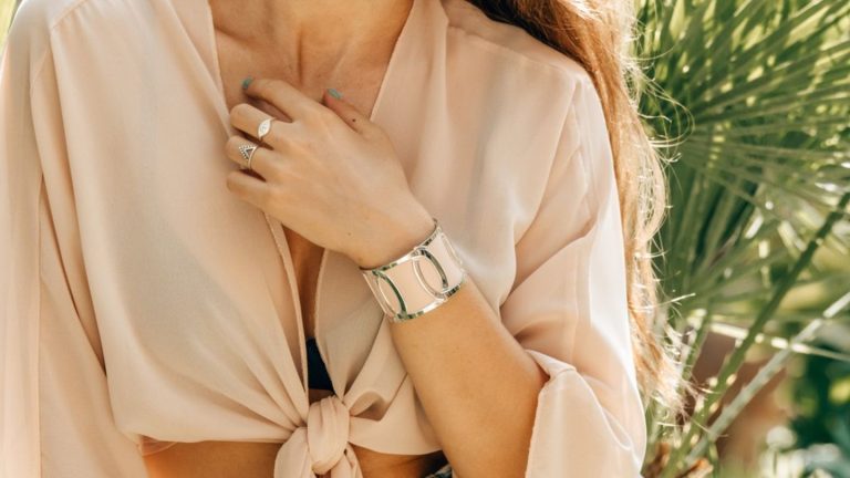 Accessoire-Trend: Breiter Armschmuck ist angesagt