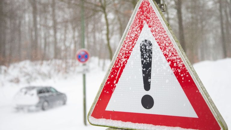 Wetter: Schnee, Regen und stürmische Böen sorgen für Glätte in NRW