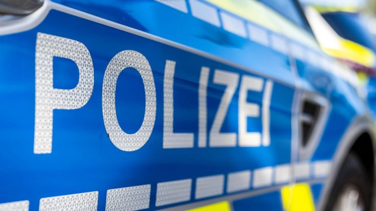 Verkehr: Autos prallen auf glatter Straße zusammen - zwei Verletzte