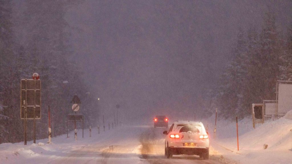 Wintereinbruch: Starker Schneefall bremst Verkehr im Süden aus