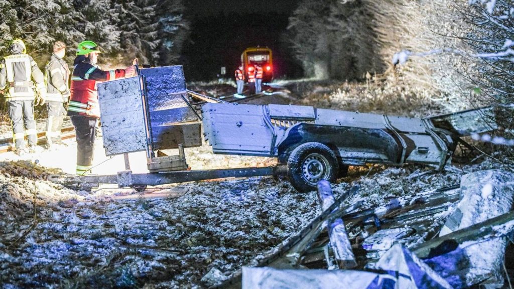 Bei Glätte: Zug erfasst Anhänger von Auto - zwei Rinder tot