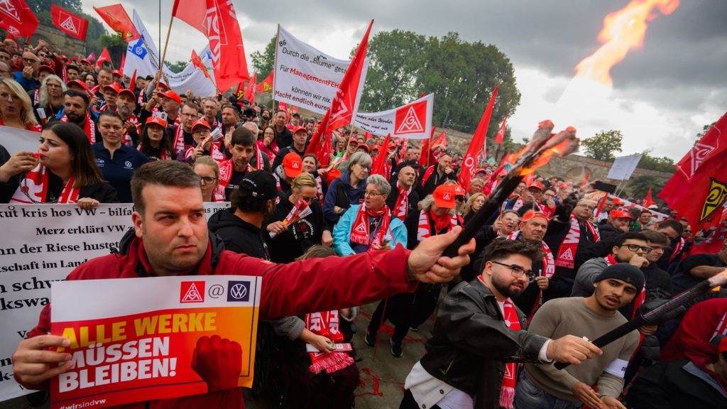 Krise bei Volkswagen: VW-Tarifrunde: IG Metall macht mit Protest-Kundgebung Druck