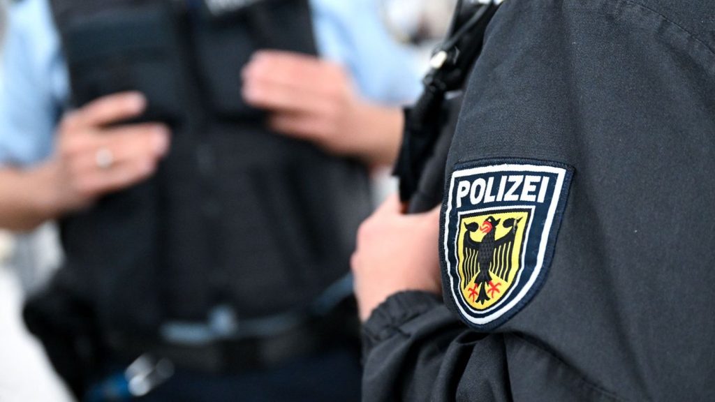 Bahnhof: Frau beißt Polizistin ins Bein