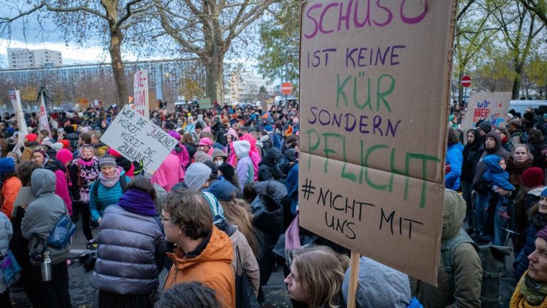 Protest gegen Sozialabbau: Tausende bei Demo gegen Sozialabbau in Dresden