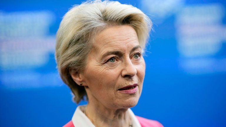 Fachkenntnisse gefragt: Nach Aufruf: Von der Leyen leistet Hilfe auf Flug