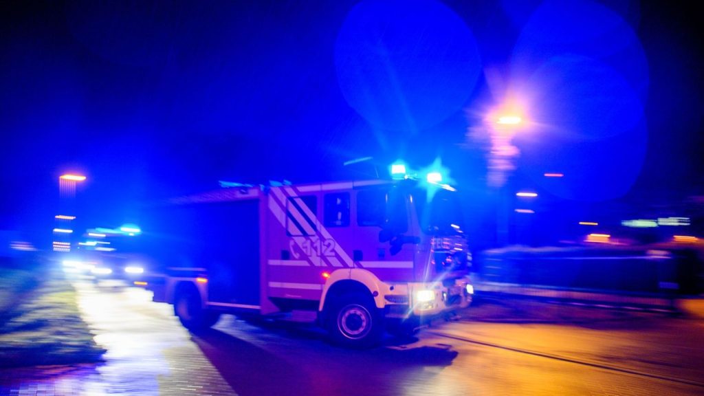 Lebensgefahr: Feuerwehr rettet drei Menschen aus verrauchtem Haus