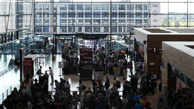 Hauptstadtflughafen: BER will mit Spezialfolien Vögel vor Aufprall schützen