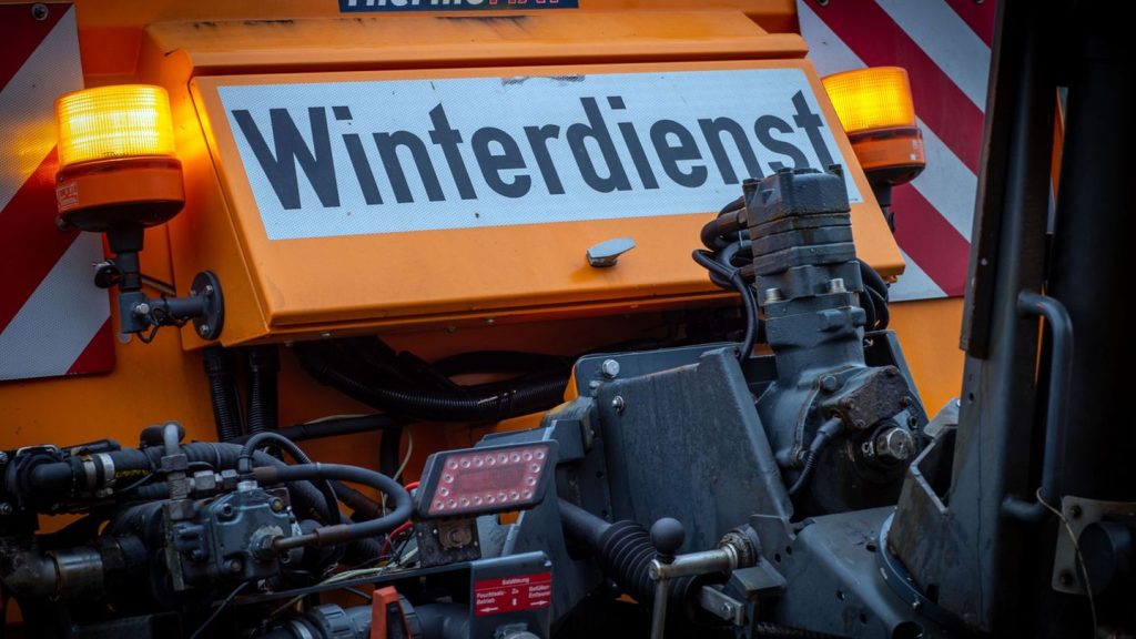 Verkehr: Glatte Straßen im Norden - Winterdienst weiter im Einsatz