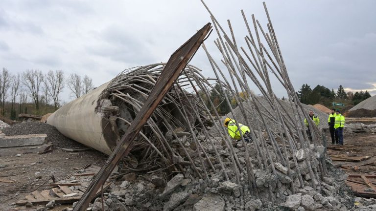 Sprengung: Gut 40 Meter hoher Schornstein gesprengt - Wohnraum geplant