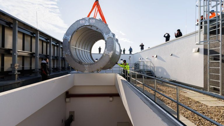 Forschung: Tonnenschwerer Magnet an Mainzer Uni angekommen