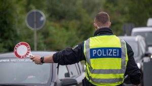 Kriminalität: Flucht vor Grenzkontrolle - Polizist schießt auf Fahrzeug