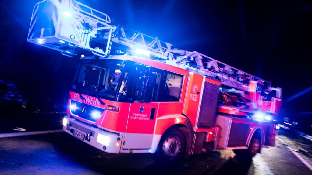 Brände: Feuer in Erkelenz: Dachstuhl zerstört, Auto in Flammen