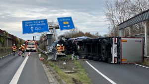 Schwierige Bergung: Autobahn-Abfahrt nach Tanklaster-Unfall weiter gesperrt