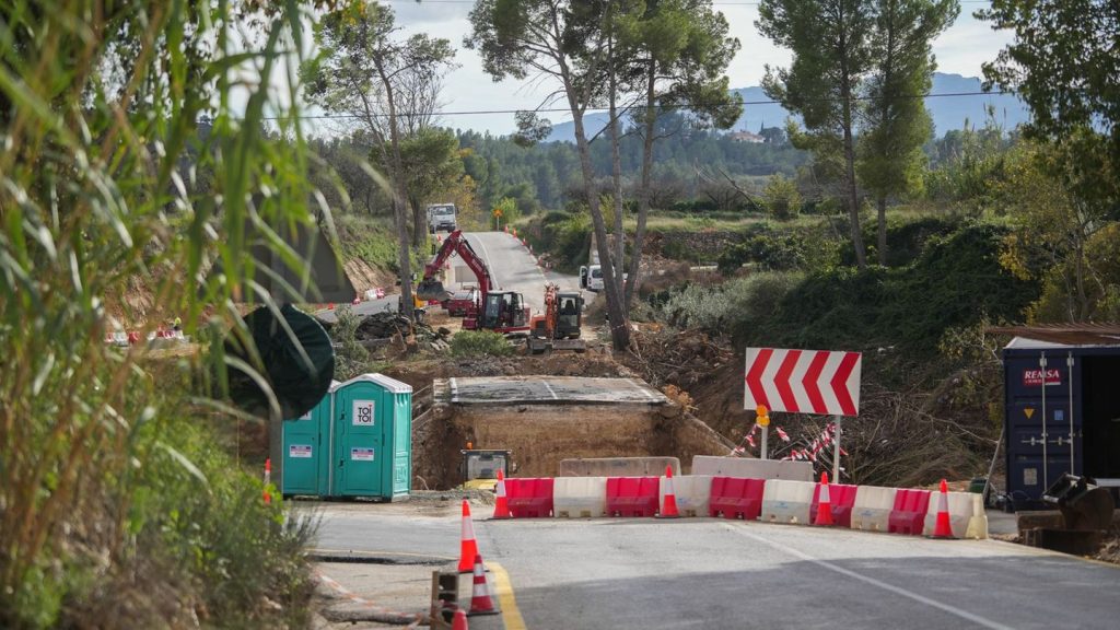 Räumen beschädigter Autos: Zahl der Toten nach den Unwettern in Spanien nun bei 230