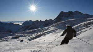 Wintersport: Saisonstart auf der Zugspitze bei Sonnenschein