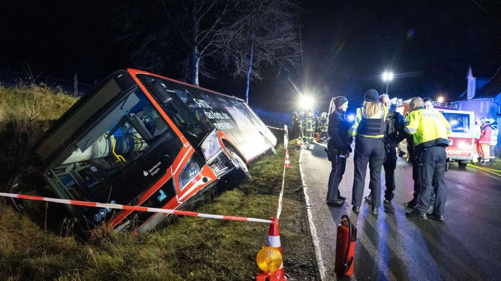 Verkehr: Viele Leichtverletzte bei Busunfall im Siegerland