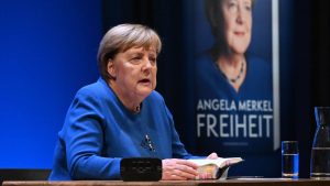 Prominente Lesung: Merkel schildert Anfänge und entschuldigt sich bei Alexandra