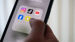 Soziale Netzwerke: Umfrage: Mehrheit für Social-Media-Gesetz wie in Australien