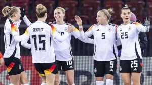 Frauen-Nationalteam: Wücks DFB-Frauen feiern torreichen Debütantinnenball