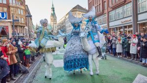 Elfen und Weihnachtsmänner: Weihnachtsparade zieht durch Hamburger Innenstadt