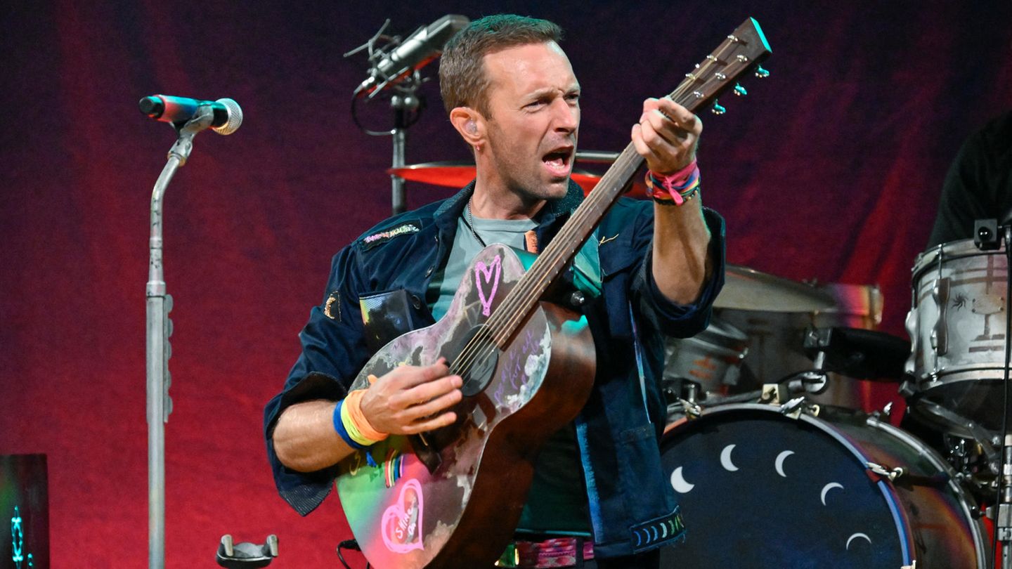 Martins "YouTube-Moment": Und plötzlich war da dieses Loch: Coldplay-Sänger stürzt bei Konzert in Melbourne