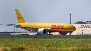 Nahe Vilnius: DHL-Frachtflugzeug aus Leipzig stürzt auf Wohngebäude in Litauen