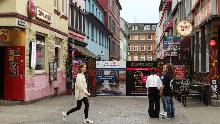 Hamburger Reeperbahn: Neue Blende für die Herbertstraße: Ein Blick in die sündigste Nebenstraße der Welt