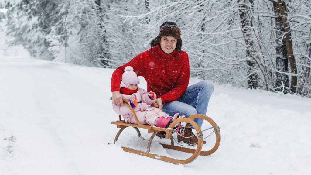 Schneebahn: Holzschlitten mit Lehne: Mehr Sicherheit für Kleinkinder