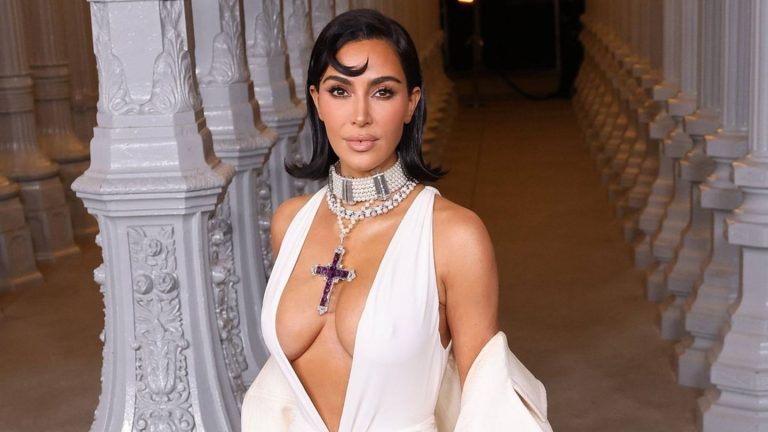 Ersteigertes Schmuckstück: Kim Kardashian trägt Prinzessin Dianas Kreuz – zum Entsetzen mancher Fans