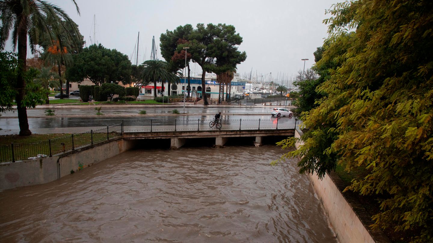 Unwetter in Spanien: Wolkenbruch über Mallorca zwingt Feuerwehr zu dutzenden Einsätzen