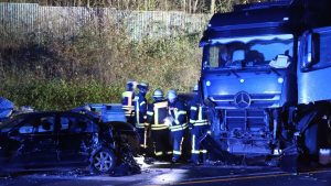 Lastwagen löst Unfallserie aus: Lkw-Chaosfahrt in NRW: Ein Verletzter in Lebensgefahr