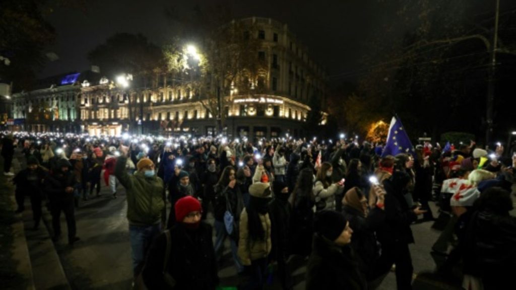 Regierungsgegner in Georgien setzen nach dutzenden Festnahmen Proteste fort