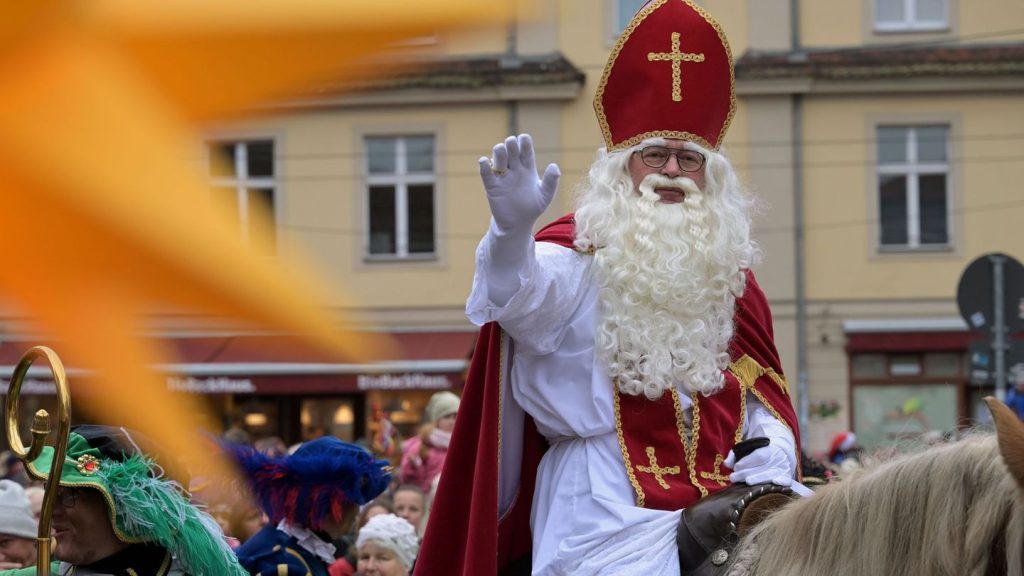 Weihnachtsmarkt: Sinterklaas reitet durchs Holländer-Viertel