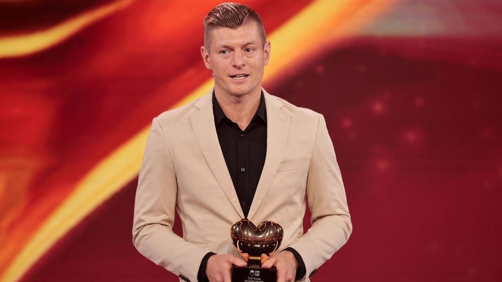 Leute: Alle stehen für Toni Kroos auf - nur sein Kind nicht