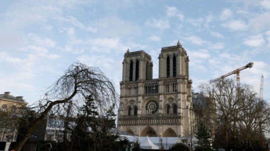 Erste Messe in wiedereröffneter Pariser Kathedrale Notre-Dame