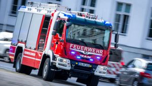 Landkreis Rostock: Garage mit Autos gerät in Brand – sechsstelliger Schaden