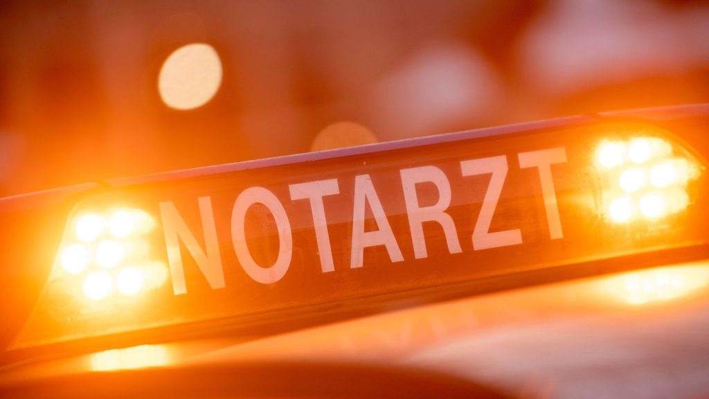 Unfall: Transporter prallt gegen Laster: 33-Jähriger in Lebensgefahr