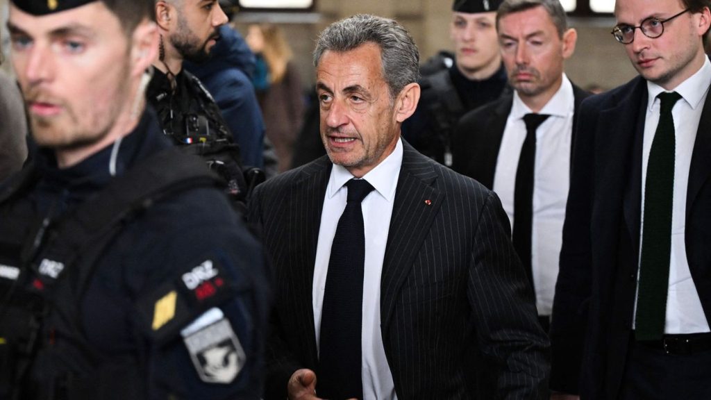 Affäre um Bestechung: Ex-Präsident Sarkozy muss Haft mit Fußfessel verbüßen