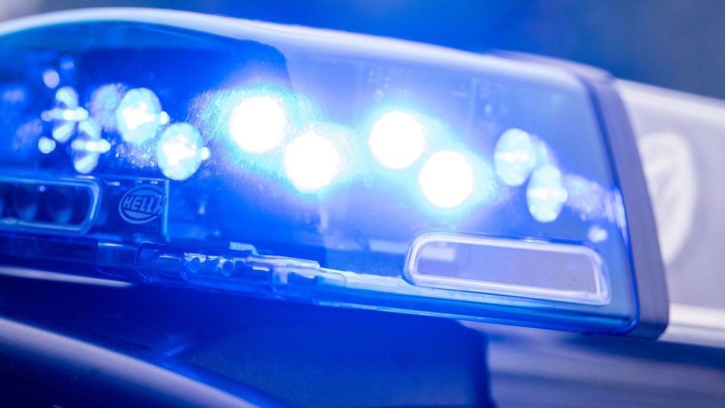 Bei Absperrmaßnahmen: Polizist von Auto angefahren - schwer verletzt