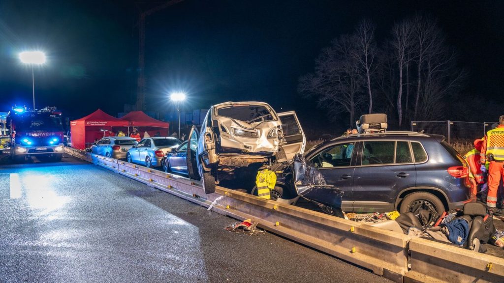 Verkehr: Sieben Verletzte bei Auffahrunfall mehrerer Autos