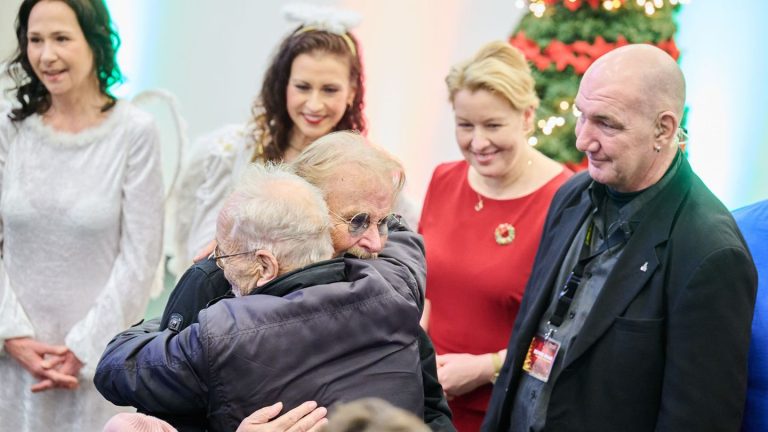 Weihnachten: Obdachlose feiern mit Frank Zander