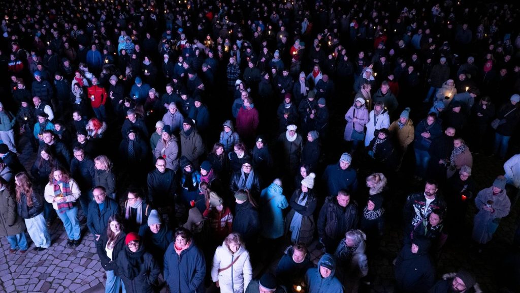 Anschlag auf Weihnachtsmarkt: Viele Menschen beteiligen sich an Gedenken in Magdeburg