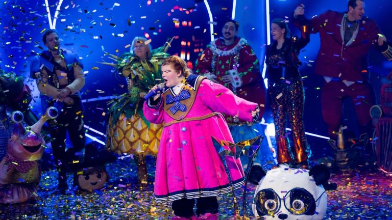 Fernsehen: Pokal für den Panda: Sängerin Loi gewinnt "Masked Singer"