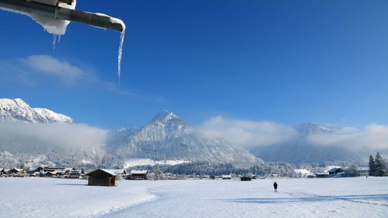 Feiertagswetter: Alpen an Weihnachten dick verschneit