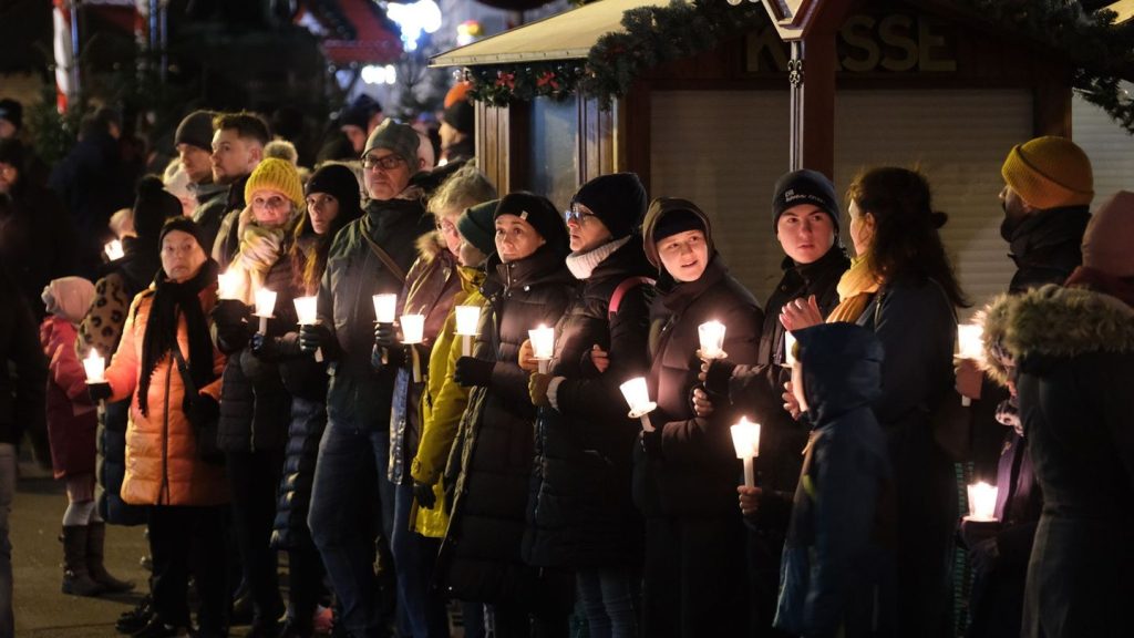 Todesfahrt auf Weihnachtsmarkt: Tausende bei Menschenkette gegen rechte Vereinnahmung